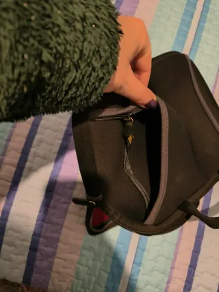 Funda portátil negra con asas.en perfecto estado