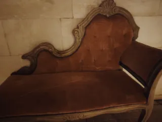 Poltroncina d'arredo storica in velluto