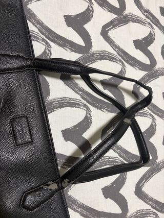 Bolso Guess Negro con Logo Blanco