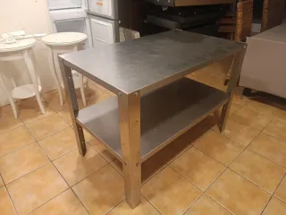 Isla de cocina metálica.