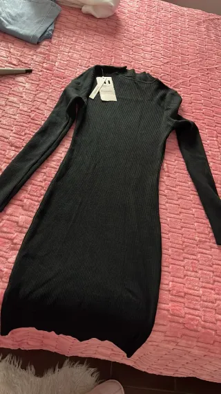 Vestido negro de punto con etiqueta