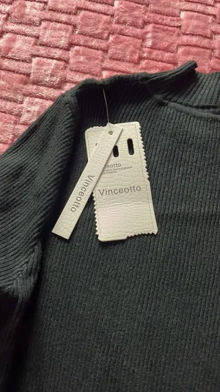 Vestido negro de punto con etiqueta