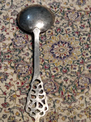 Cucharilla antigua con retrato de Alfonso xll