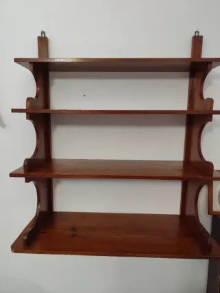 Estantería antigua de madera