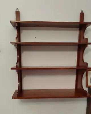 Estantería antigua de madera