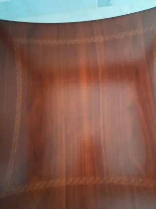 Mesa auxiliar clásica de madera y cristal