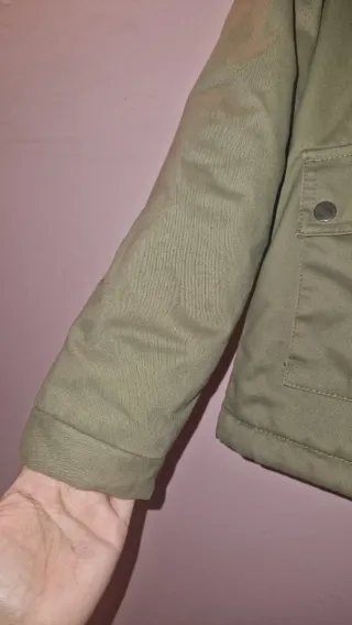 Chaqueta verde militar con capucha