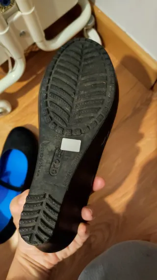 Zapatos cuña marca Crocs negros