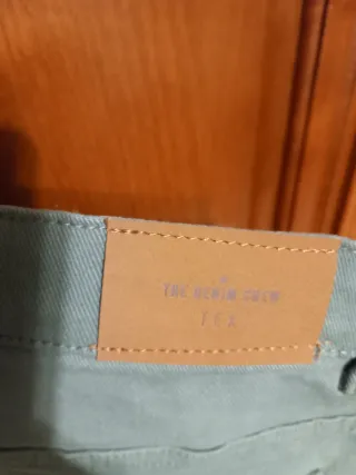 Pantalones vaqueros gris y verde.Cada uno 10€.