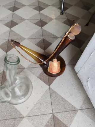 Porrones de vidrio y madera