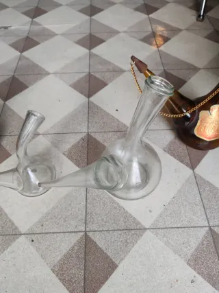 Porrones de vidrio y madera