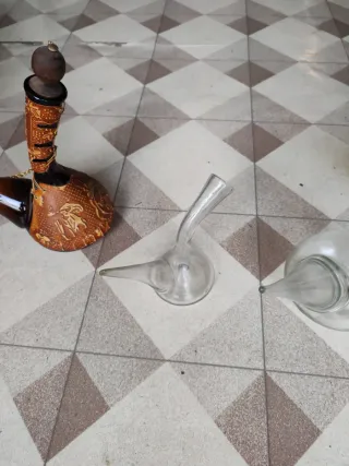 Porrones de vidrio y madera