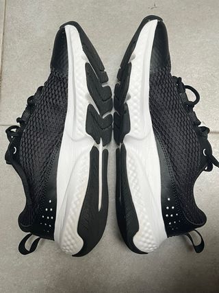 Deportivas Under Armour Negras y Blancas