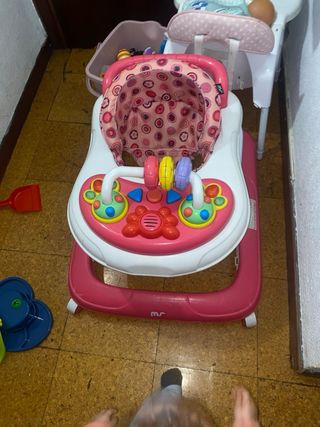 Andador bebé rosa con juguetes
