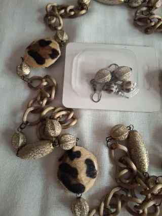 Collar animal print dorado y dos pares de pendient