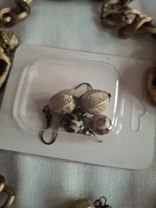 Collar animal print dorado y dos pares de pendient