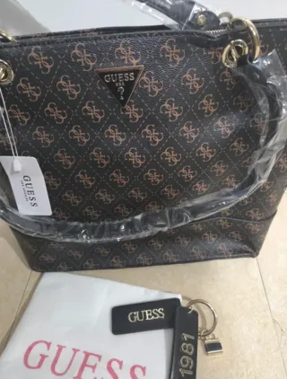 Bolso Tote Guess Negro y Beige