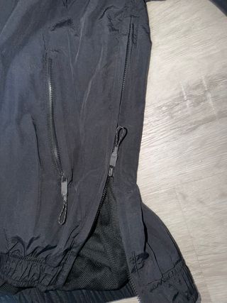 Chubasquero negro con capucha