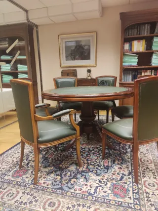 Mesa redonda de madera y 4 sillas de cuero