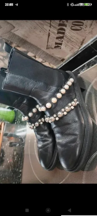 Botines de piel negros con adornos