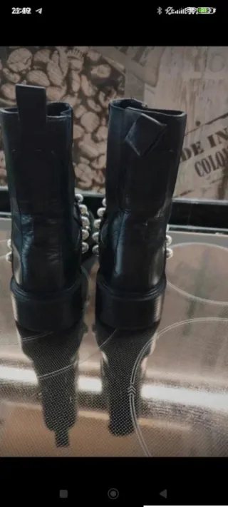 Botines de piel negros con adornos