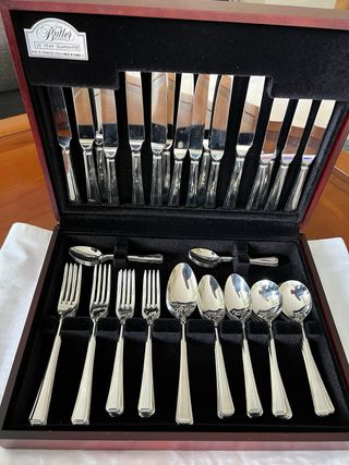 Elegante Cubertería George Butler de 60 piezas