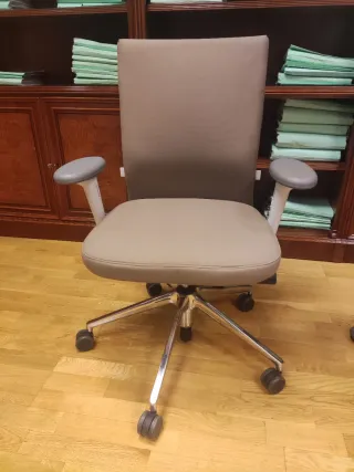 Silla Vitra Beige y Marrón