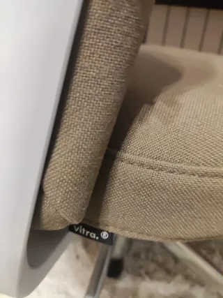 Silla Vitra Beige y Marrón. Precio original 800 E