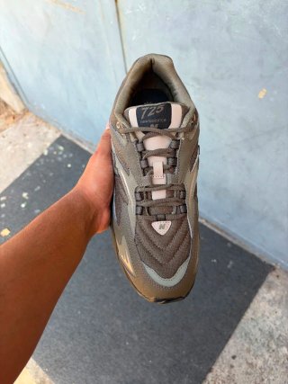 New Balance 725