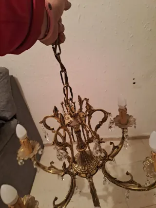 Lámpara antigua de techo dorada con cristales.