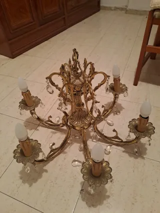 Lámpara antigua de techo dorada con cristales.