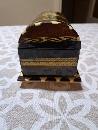 Cajita joyero con incrustaciones de nácar, 14 x 8