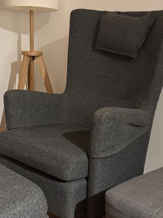 Sillón y reposapiés gris