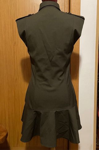 Vestido verde militar con botones