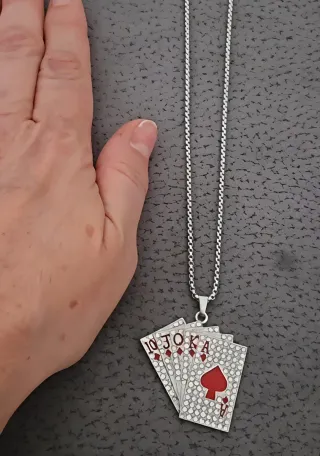 Collana con carte da gioco e strass