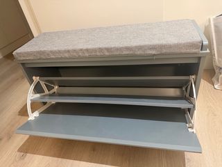 Zapatero gris con cojín