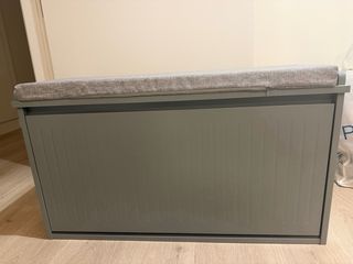 Zapatero gris con cojín