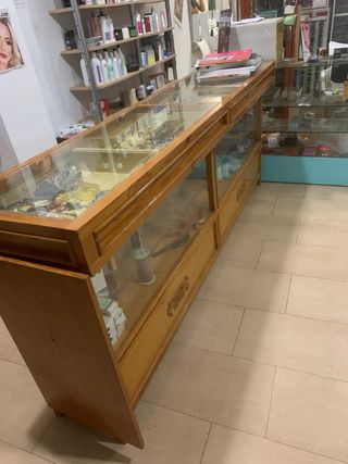 Mostrador de madera con vitrina