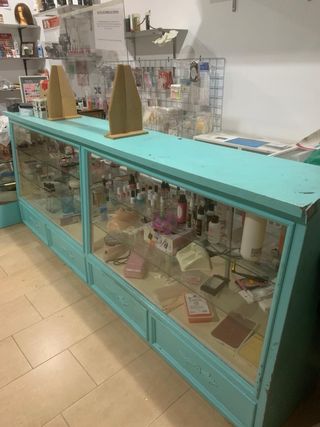 Mostrador de madera con vitrina