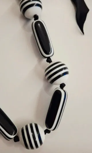 Collana con perle bianche e nere