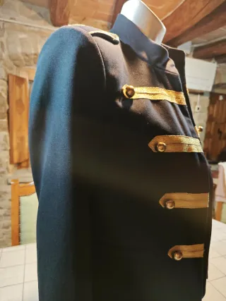 Chaqueta militar negra y dorada