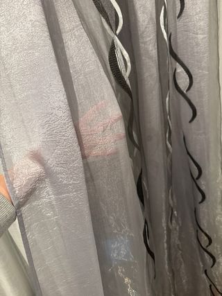 Cortina gris doble capa con diseño