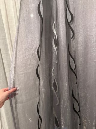 Cortina gris doble capa con diseño