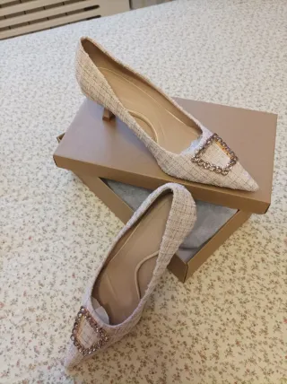 Zapatos de tacón beige con pedrería