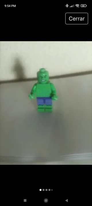 Figura Lego Verde con Alas y Cadena