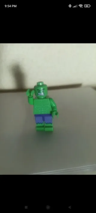Figura Lego Verde con Alas y Cadena