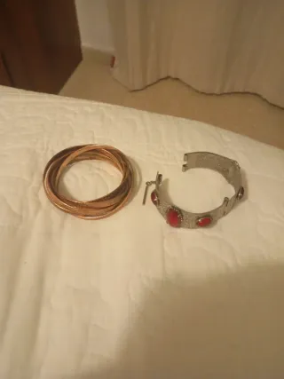 Pulsera vintage dorada con piedras rojas