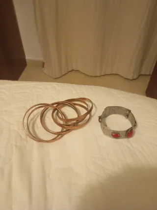 Pulsera vintage dorada con piedras rojas