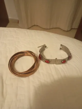 Pulsera vintage dorada con piedras rojas