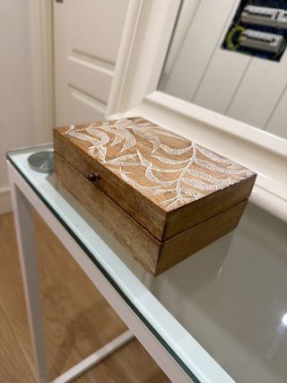 Caja de madera decorada guarda llaves